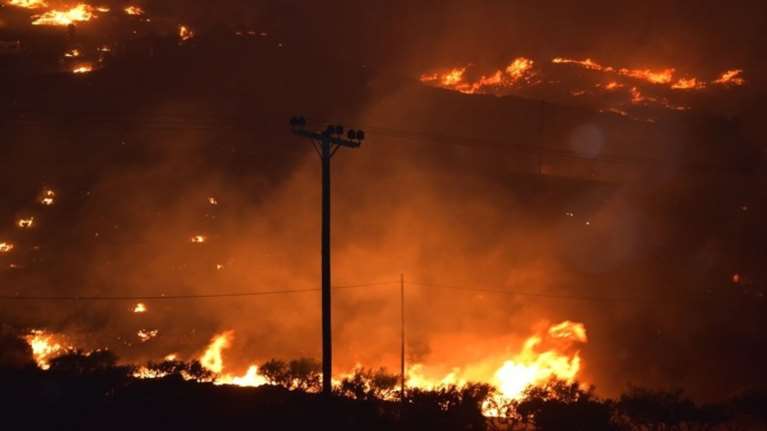 Μετά την 6ωρη μάχη οι πυροσβέστες περιόρισαν τη φωτιά στη Σύρο (BINTEO)