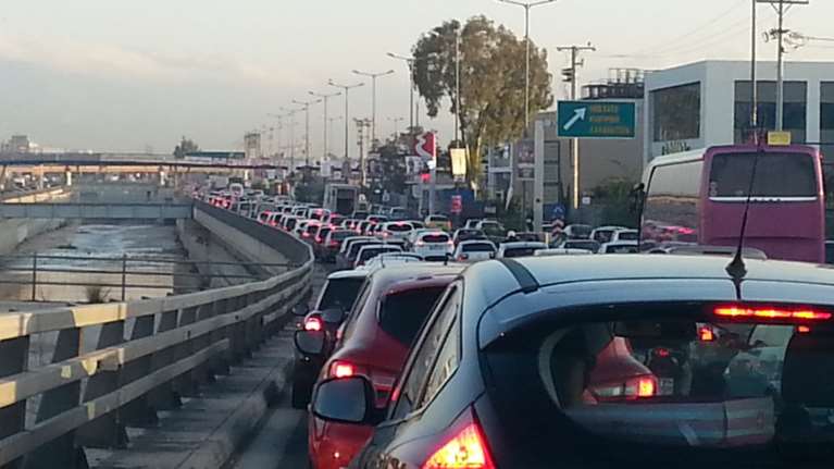 Ουρές χιλιομέτρων από ανατροπή νταλίκας στην άνοδο του Κηφισού [εικονες]