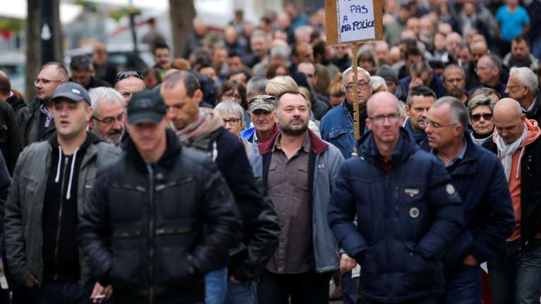 Στους δρόμους των μεγάλων πόλεων διαδηλώνουν οι γάλλοι αστυνομικοί