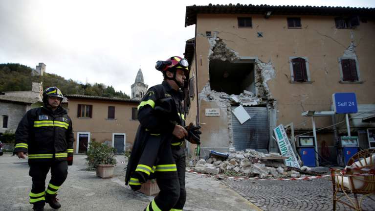 Tρόμος στην Ιταλία &amp; μεγάλες ζημιές από δύο ισχυρούς σεισμούς