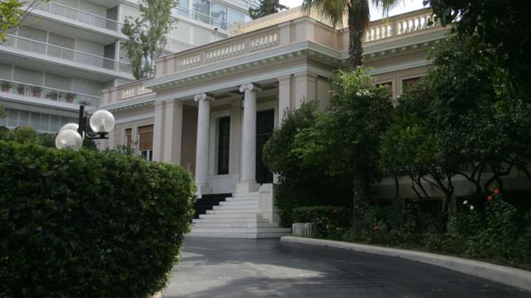 Σε υψηλούς τόνους η κυβέρνηση με δικαστές και «καναλάρχες»