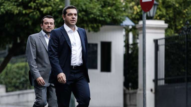 Φρενάρει ο ανασχηματισμός, νέος νόμος για τα κανάλια στη Βουλή