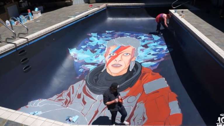 Ενα υπέροχο πορτρέτο του David Bowie στον ...πάτο πισίνας (Βίντεο)