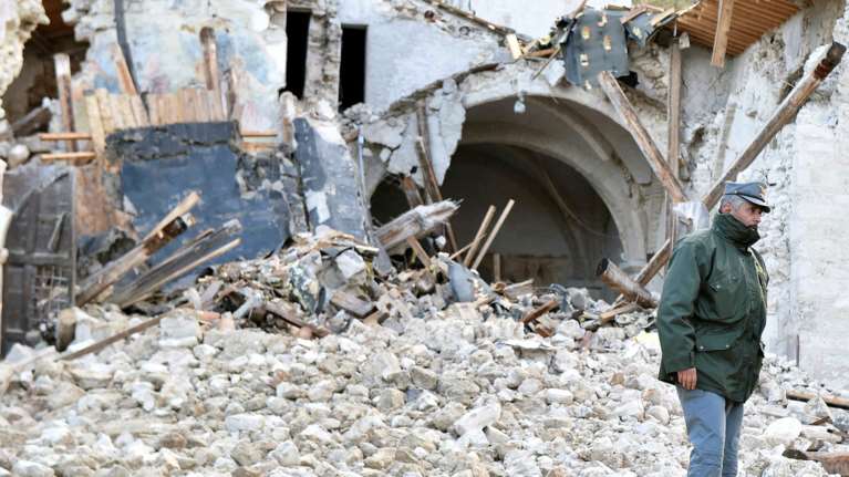 Τρόμος στην Ιταλία με 200 μετασεισμούς και χιλιάδες άστεγους