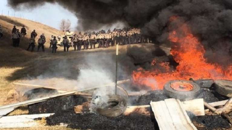 Οδοφράγματα, συλλήψεις και σπρέι πιπεριού στη Βόρεια Ντακότα