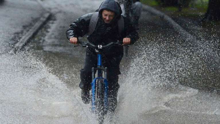 Με βροχές και καταιγίδες οι παρελάσεις - Βελτίωση από το βράδυ