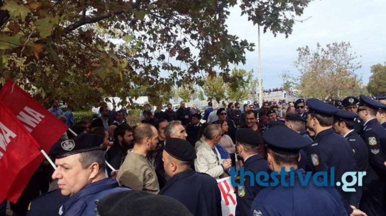 Διαμαρτυρίες και συνθήματα στην παρέλαση της Θεσσαλονίκης