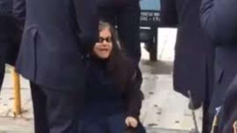 Ξαναχτύπησε η Λουκά στην παρέλαση, στόχος της ο Φίλης