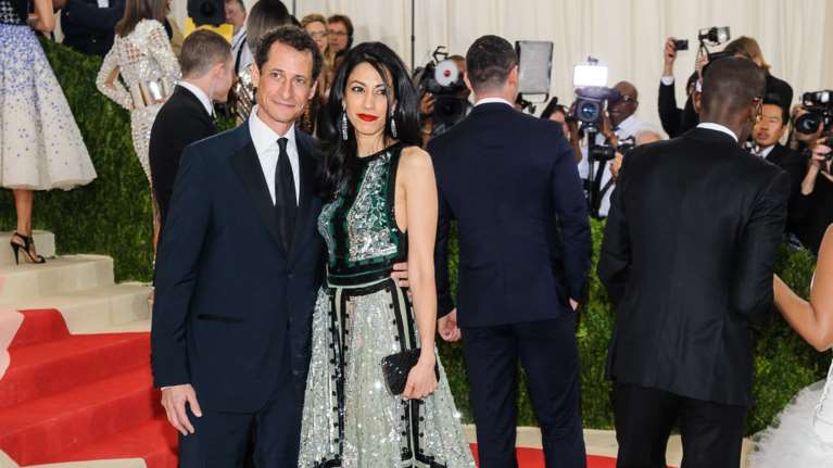 Ούμα Αμπεντίν: Η καλλονή βοηθός της Κλίντον, το σκάνδαλο sexting και το FBI