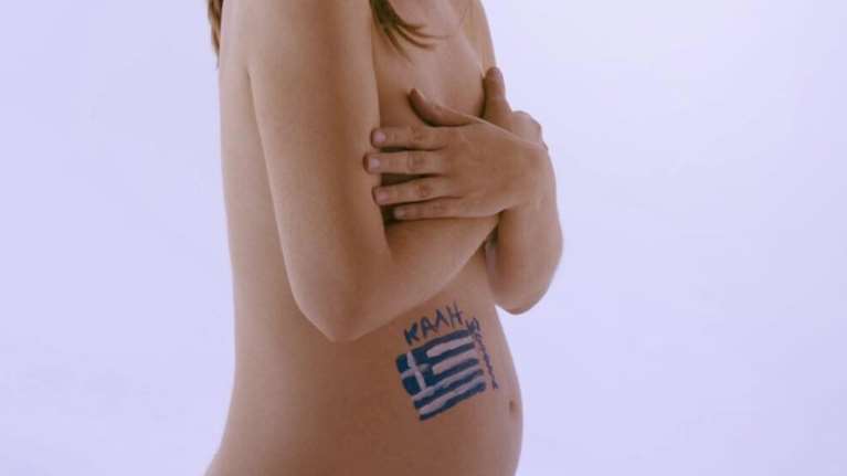 Ηθοποιός ανακοίνωσε ότι είναι έγκυος γυμνή με την ελληνική σημαία