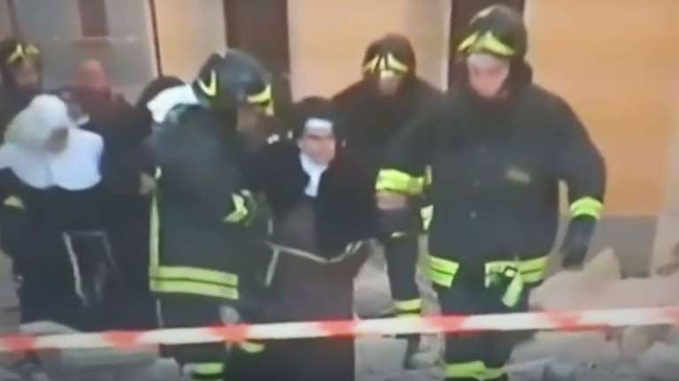 Εικόνες πανικού στην Ιταλία: Πυροσβέστες βγάζουν μοναχές από ναό