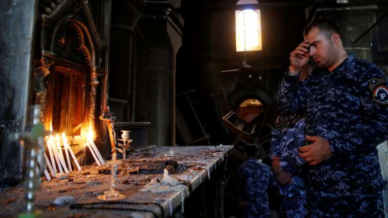 Χριστιανοί ιρακινοί στρατιώτες προσεύχονται σε εκκλησία της Μοσούλης