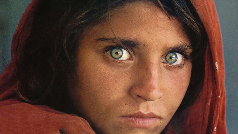 Αποφυλακίζεται η «μικρή Αφγανή» του National Geographic