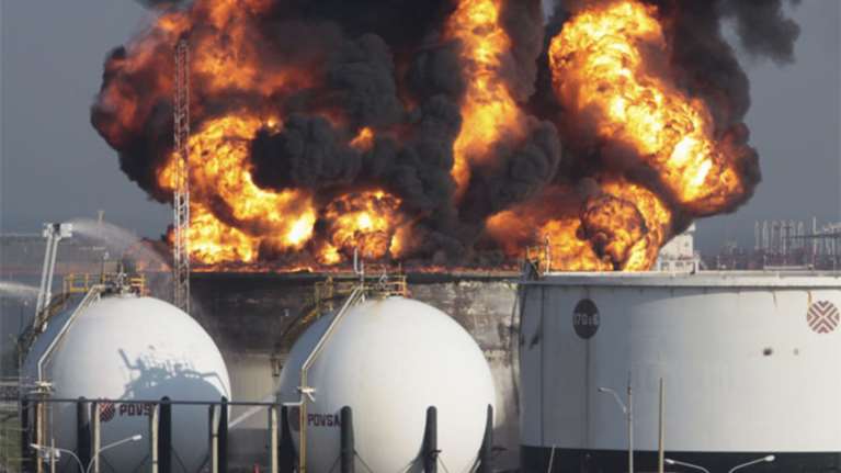 Τεράστια πυρκαγιά μαίνεται σε διυλιστήριο της Βενεζουέλας