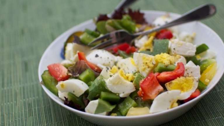 Γιατί πρέπει να βάζετε αυγά στη σαλάτα σας