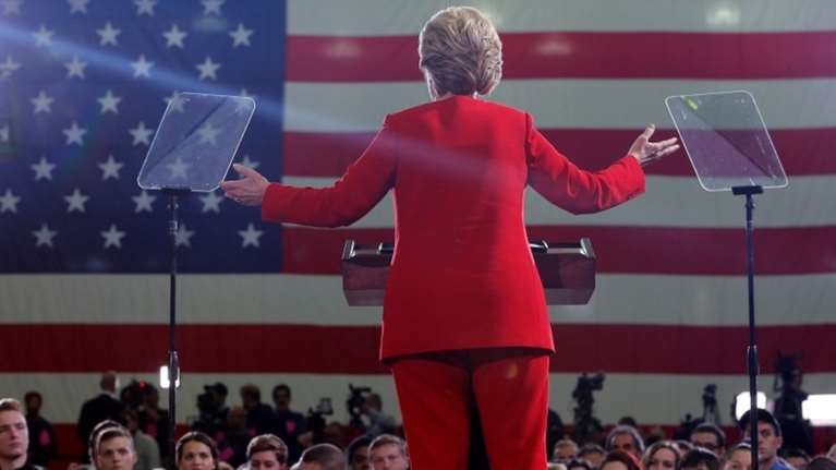 Η Κλίντον βλέπει τη διαφορά της από τον Τραμπ να μειώνεται