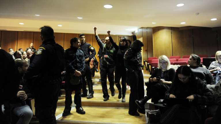 Πανδαιμόνιο στη δίκη της Χρυσής Αυγής, διέκοψε ως την Πέμπτη