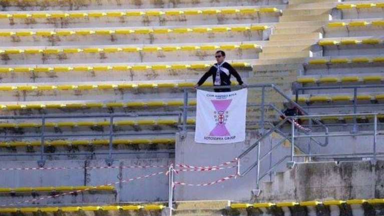 Κέρασαν μπύρα αντίπαλο οπαδό που ήταν... μια κερκίδα μόνος του!