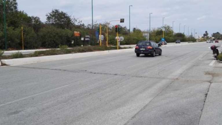 Μυστήριο:Γυναίκα χτυπάει με το ΙΧ της τρεις φορές τον ίδιο άνδρα!