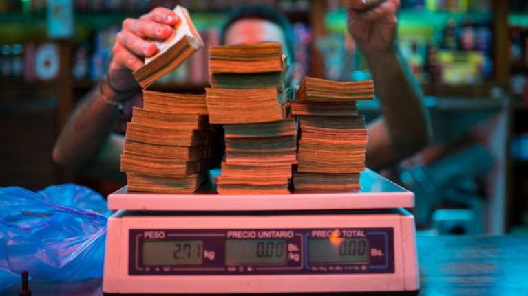 Bloomberg: Στη Βενεζουέλα ζυγίζουν πλέον τα χρήματα σε ζυγαριές