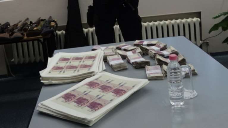 Βρήκαν 13 εκατ. σε πλαστά 500ευρα πεταγμένα σε φράγμα