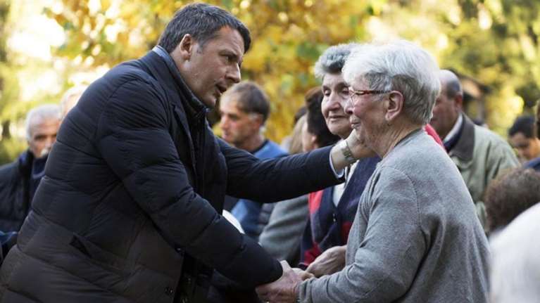 Ο Ρέντσι παρηγορεί τους σεισμόπληκτους που ζουν στο δρόμο - φωτό -