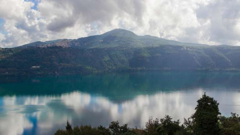 Ενα ηφαίστειο κοντά στην Ρώμη ανησυχεί τους επιστήμονες
