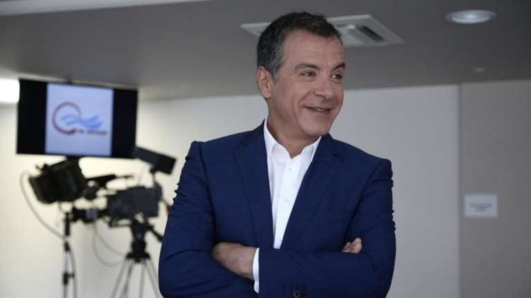 Θεοδωράκης τρολάρει Παππά:Θα φέρει τροπολογία για 4 εταιρείες δημοσκοπήσεων