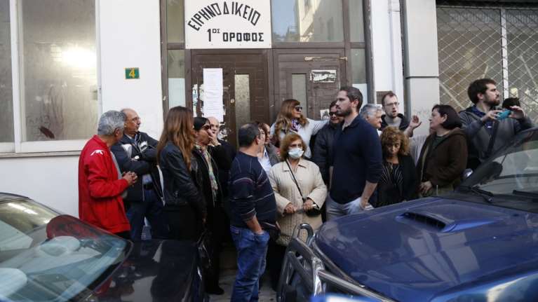 Μπλόκαραν πλειστηριασμούς σε Θεσσαλονίκη και Πάτρα, ένταση στην Αθήνα