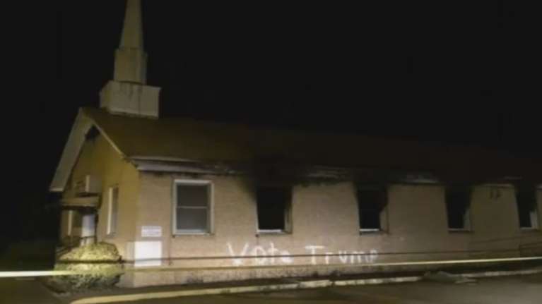 Εκαψαν εκκλησία μαύρων και έγραψαν συνθηματα υπέρ του Τραμπ