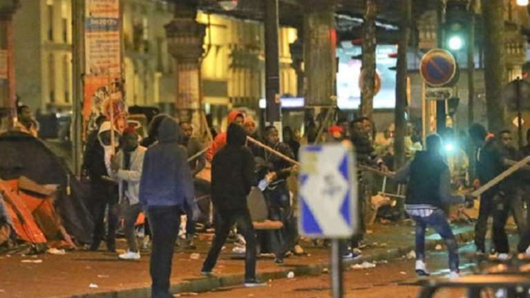 Χάος στο Παρίσι: Συγκρούσεις μεταναστών με ρόπαλα &amp; μαχαίρια (ΒΙΝΤΕΟ)