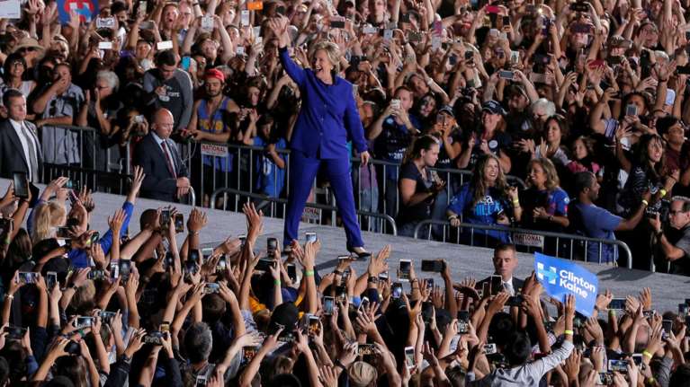 Κατά έξι μονάδες εξακολουθεί να προηγείται η Κλίντον του Τραμπ