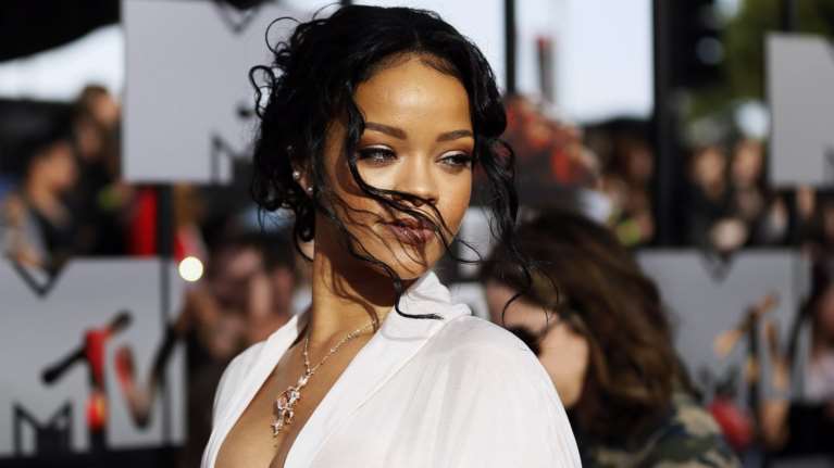 Η Rihanna (πάλι) με τα... απολύτως απαραίτητα