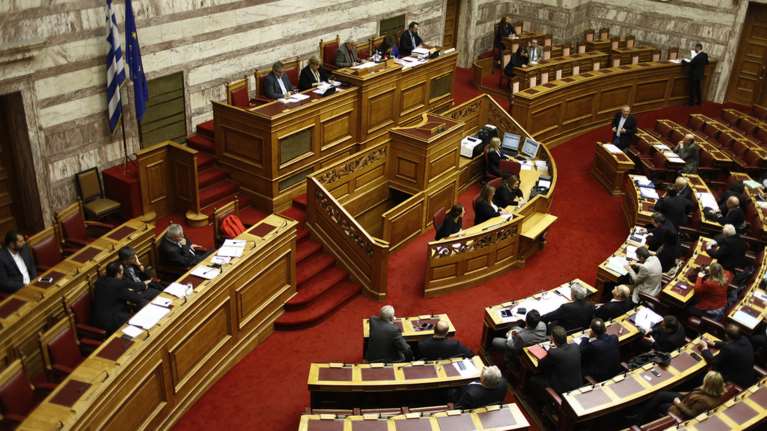 Οι τροπολογίες ψηφίστηκαν, το αδιέξοδο για το ΕΣΡ παραμένει