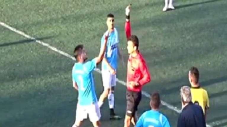 Μόνο στην Ελλάδα: Διαιτητής δεν είχε κόκκινη κάρτα για να αποβάλει παίκτη