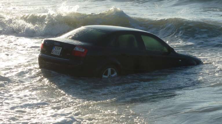 Νεκρός 56χρονος στο ΣΕΦ, το αυτοκίνητό του έπεσε στη θάλασσα