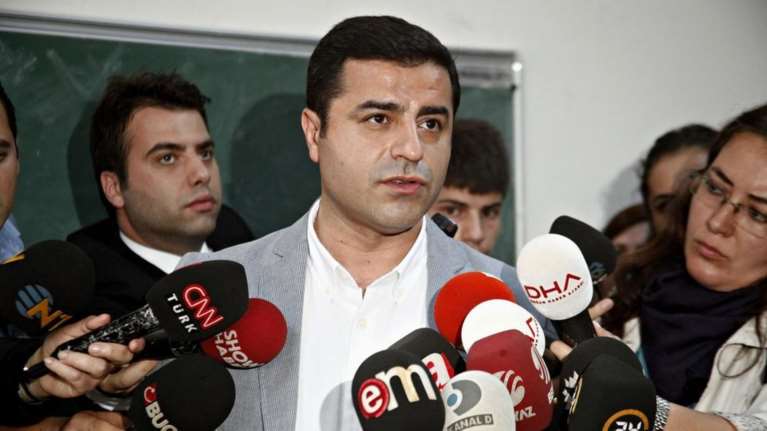 Αδίστακτος ο Ερντογάν: Εβαλε χειροπέδες στους ηγέτες του φιλοκουρδικού HDP