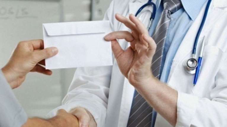 Γνωστός νευροχειρουργός στην Αθήνα κατηγορείται για δωροληψία