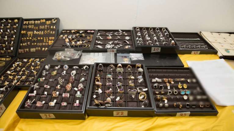 Πρόσωπα της «high society» και ένστολοι στη «μαφία των Ρομά»