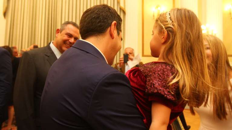 Ο Τσίπρας αγκαλιά με την κόρη του Καμμένου στο Προεδρικό