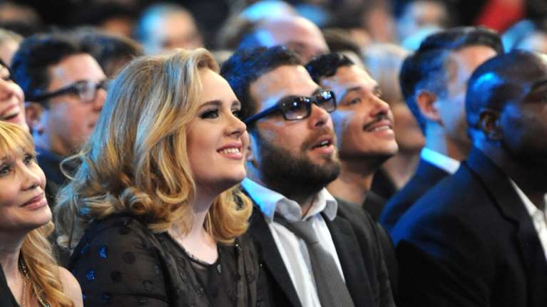 H Aντέλ το αποφάσισε: Χριστούγεννα τρώμε κουφέτα