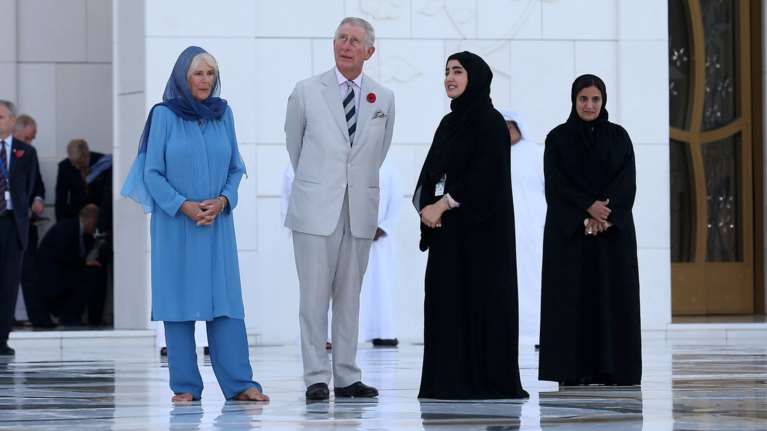 Με μαντίλα και χωρίς παπούτσια η Καμίλα στο Αμπου Ντάμπι