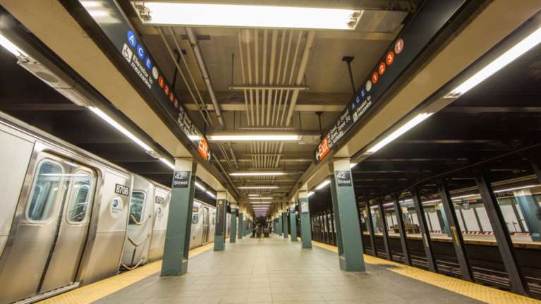 Γυναίκα έσπρωξε στις ράγες του μετρό της Ν.Υόρκης έναν άνδρα, σκοτώθηκε