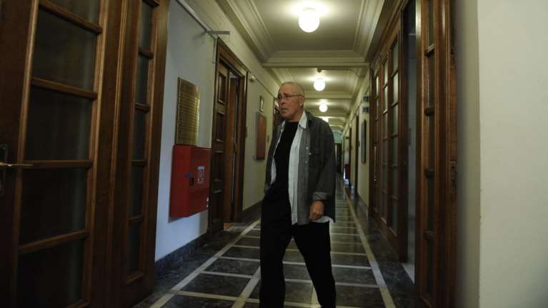 Φορώντας τρία πουκάμισα ταυτόχρονα ο Ζουράρις στο πρώτο υπουργικό-Φωτο