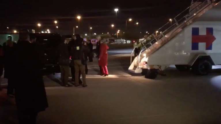 Υποβασταζόμενη από τον άντρα της η Χίλαρι, λίγο πριν τις κάλπες-Βίντεο