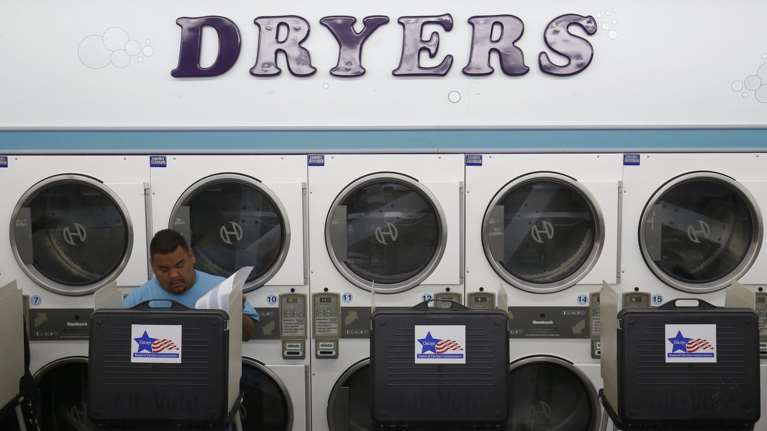 Οι Αμερικανοί στις κάλπες, ακόμη και σε... πλυντήρια!