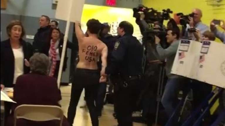 Γυμνόστηθη διαμαρτυρία στο εκλογικό κέντρο που ψηφίζει ο Τραμπ [Βίντεο]