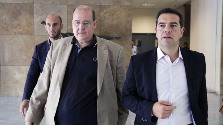 Μια μέρα μετά: Τσίπρας και Φίλης ενώπιος ενωπίω στα όργανα