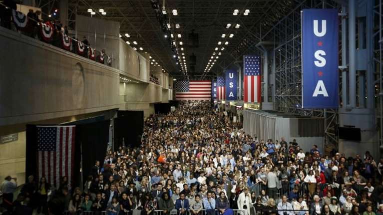 Κλίντον: Σε σουίτα με συνεργάτες παρακολουθεί τα αποτελέσματα