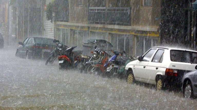 Καταιγίδες, χαλάζι και θυελλώδεις άνεμοι σαρώνουν όλη τη χώρα [Βίντεο]